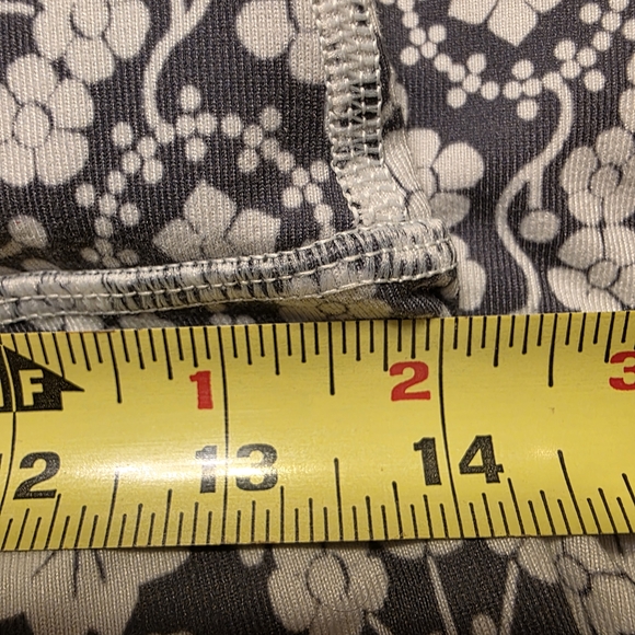 🌸 Lululemon Floral Crop Leggings Size 6 | Grey & White Print - Picture 9 of 10